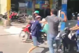 Tài xế xe tải và xe máy lao vào đánh nhau giữa đường gây ùn ứ giao thông
