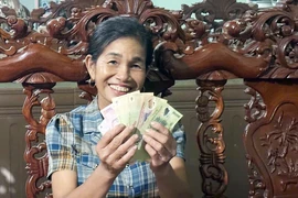 Người dân TP.HCM, Nghệ An hồ hởi đến nhận quà ngày Quốc khánh trong đêm