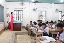 Học sinh trường tiểu học Vĩnh Tân có bàn ghế mới ngay trong hôm nay