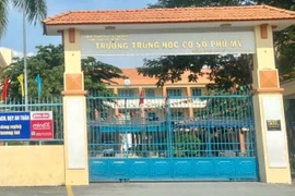 TP.HCM: Nam học sinh lớp 8 rơi từ lầu 2 xuống sân trường