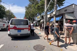 Xe taxi công nghệ tông người đi đường rồi lao vào nhà dân
