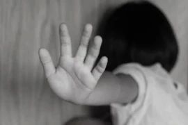 Bé gái 9 tuổi bị mẹ ruột và bạn trai của mẹ bạo hành