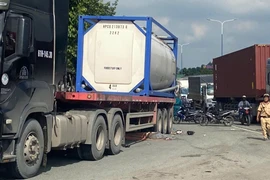 3 người bị cuốn vào gầm xe đầu kéo ở TP.HCM