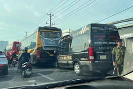 TP.HCM: Tai nạn liên hoàn khiến kẹt xe kéo dài trên quốc lộ 13