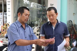 Cán bộ phường Phú An tăng ca, khẩn trương phát thẻ cử tri