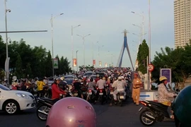 Đà Nẵng cấm ô tô qua cầu sông Hàn giờ cao điểm