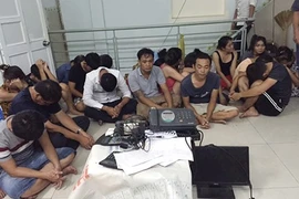 Nhiều ông chồng nộp đơn ly hôn vì vợ mê đỏ đen