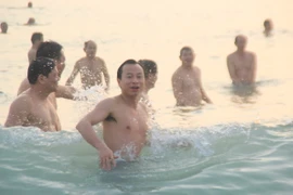Bí thư, chủ tịch Đà Nẵng hồ hởi tắm biển cùng du khách lúc bình minh