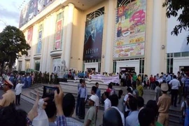 Hàng trăm nhân viên Big C tụ tập phản đối chủ tòa nhà
