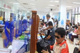 Đà Nẵng: Trao giấy khai sinh, hộ khẩu và thẻ BHYT tận nhà