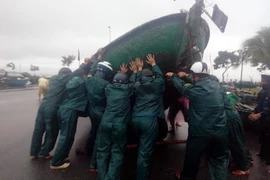 Đà Nẵng căng mình chống bão