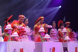Lễ cưới tập thể rước dâu trong mưa