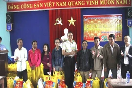 200 phần quà tết đến với người nghèo