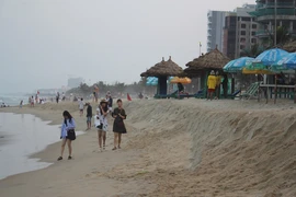 Đà Nẵng: Bãi biển tan hoang vì sạt lở