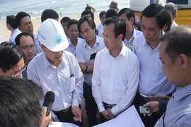 Bí thư Đà Nẵng thị sát bờ biển bị sạt lở