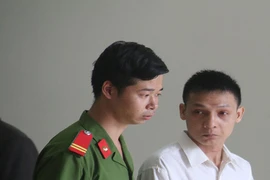 Vợ đi cà phê, chồng ghen nên lấy dao cứa cổ