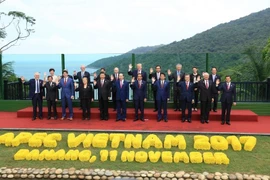 Nơi chụp ảnh 21 lãnh đạo APEC được lắp kính chống đạn