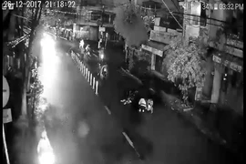 Clip ghi cảnh 2 thanh niên bị đánh bằng gậy giữa đường
