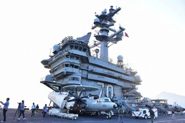 Mở tiệc chiêu đãi trên tàu sân bay USS Carl Vinson