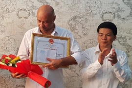 Tặng giấy khen cho người nước ngoài cứu trẻ trong hỏa hoạn