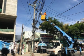 Thanh sắt rơi từ tầng 20, hàng chục người tháo chạy 