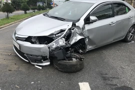 1 phụ nữ tông ô tô vào cột điện vì buồn ngủ