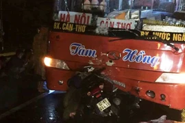 Tông trực diện xe khách, 2 mẹ con chết thảm