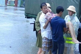 Giải cứu một gia đình bị ngạt khí gas trong lũ