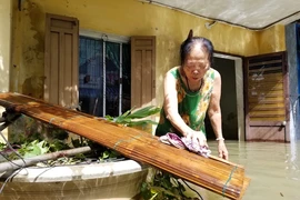 Người dân Tam Kỳ tất bật dọn nhà sau lũ