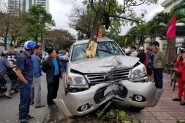 Ô tô lao lên lề đường tông 2 mẹ con nguy kịch