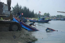 Sóng đánh chìm 2 tàu cá ở Quảng Ngãi 