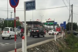  Ô tô nối đuôi chạy ngược chiều 'né' trạm thu phí QL1A