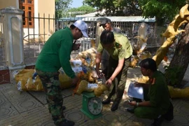 Xe bưu phẩm chở gỗ lậu phóng vun vút trên cao tốc