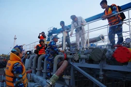 Bắt giữ 2 tàu nghi buôn lậu xăng với số lượng lớn trên biển
