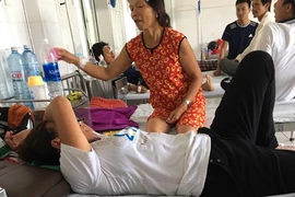 Côn đồ xông vào đánh nữ chủ nhà chấn thương não
