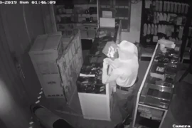 Trộm đột nhập từ trần nhà lấy 80 chiếc điện thoại xịn