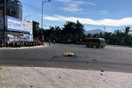 Móc cẩu tháp rơi từ tầng 23 xuống đường