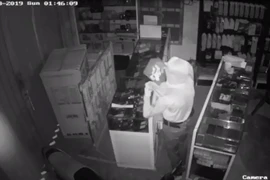 Thấy trộm qua camera, chủ tiệm chạy tới thì mất dấu