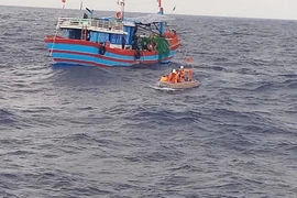 Bàn giao 32 ngư dân Trung Quốc được ngư dân Lý Sơn cứu