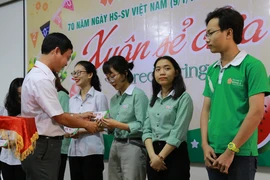 Sinh viên nghèo được tặng vé xe về quê ăn tết