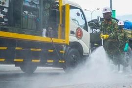 Đoàn xe quân đội phun thuốc khử trùng tại quận Sơn Trà