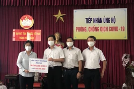 Tổng công ty Viễn Thông MobiFone trao tặng số tiền 500 triệu đồng cho Đà Nẵng chống dịch.