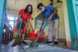 Đà Nẵng: Thầy cô quét sân, dọn phòng đón học sinh quay lại lớp