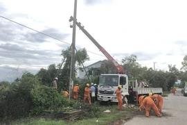 Khắc phục lại hệ thống điện sau khi bão đi qua.