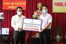 EVNCPC tiếp tục ủng hộ 470 triệu đồng, tặng máy đo thân nhiệt để chống dịch