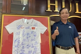 Đấu giá thành công áo có chữ ký HLV Park Hang Seo để góp tiền cho Quỹ Vaccine