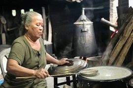 Làng dậy từ 2 giờ sáng để xay bột, nhóm lò ở Đà Nẵng