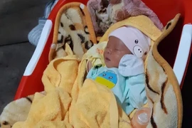 Tìm người thân bé trai khoảng 1 tuần tuổi bị bỏ rơi bên vệ đường