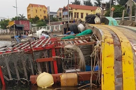 Tàu cá chuẩn bị ra khơi thì chìm ngay trước mắt ngư dân