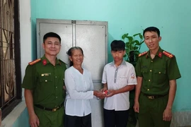 Nam sinh lớp 7 trả lại nhẫn vàng cho cụ bà 80 tuổi đánh rơi
